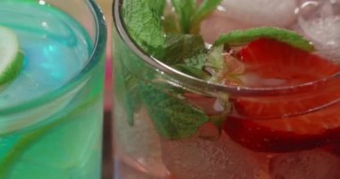 Renkli kokteylli kokteyller yavaş dönüyor, alkol ve içecek, alkolsüz kokteyl, limonata videosu, 4k Prores HQ