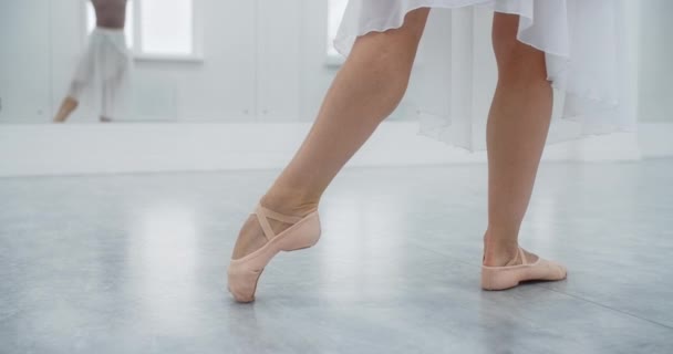 芭蕾舞鞋特写特写，女子慢动作用脚尖跳舞，芭蕾舞课排练，舞蹈练习，4k 60p Prores HQ — 图库视频影像