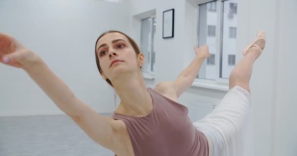 Балерина знаходиться на репетиції балетної школи, хореограф репетиції в білому танцювальному залі, витончений арт-танець в повільному русі, 4k 60p Прорес HQ 10 біт — стокове відео