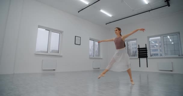 Ballerina in scarpe da punta corre attraverso la sala da ballo e salta più volte al rallentatore, salti di danza e fa spago in aria, danza acrobatica, 4k 120fps Prores HQ 10 bit — Video Stock