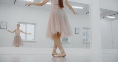 Balerin, sivri uçlu ayakkabılarının ucunda dans eder, kadın ayak parmaklarında dans eder, bale dersinde prova yapar, dans pratiği yapar, 4k DCI 60p Prores HQ