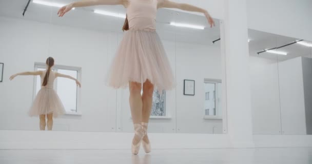 Ballerina danst aan de uiteinden van haar puntschoenen, vrouwendans op haar tenen, repetitie bij de balletles, danspraktijk, 4k DCI 60p Prores HQ — Stockvideo
