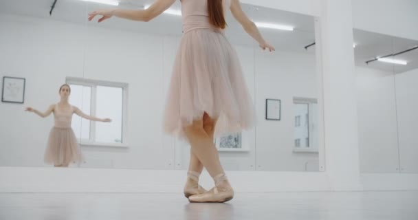Balerina tańczy na końcach swoich szpiczastych butów, kobieta tańczy na palcach, ćwiczy na lekcji baletu, ćwiczy taniec, 4K DCI 60p Prores HQ — Wideo stockowe