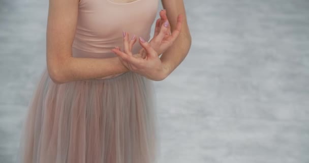 Close-up shot van ballerina gracefull dansen met haar handen, choreograaf repeteert in de witte danszaal, de kunst dans in slow motion, 4k 60p Prores HQ 10 bit — Stockvideo