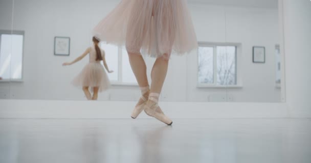 Bailarina em sapatos pontiagudos salta várias vezes em câmera lenta na frente da parede do espelho da sala de dança, dançarina salta e faz cordel no ar, dança acrobática, 4k 120fps Prores HQ 10 bit — Vídeo de Stock