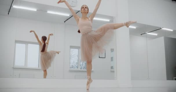 Ballerina danst aan de uiteinden van haar puntschoenen bij de spiegelwand, vrouw danst op haar tenen, repetitie bij de balletles, danspraktijk, 4k DCI 60p Prores HQ — Stockvideo