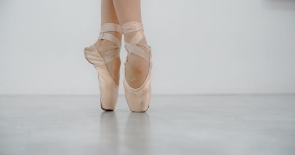 Ballerina tanzt auf den Enden ihrer Spitzenschuhe, Frau tanzt auf ihren Zehen, Probe im Ballettkurs, Tanzübung, 4k DCI 60p Prores HQ — Stockvideo