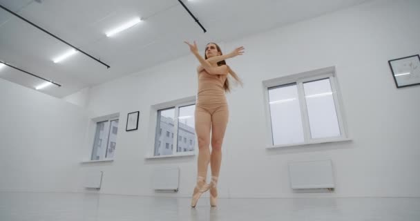 Choreograaf danst aan de uiteinden van haar puntschoenen in de witte zaal, ballerina danst op haar tenen, repetitie bij de balletles, danspraktijk, 4k 60p Prores HQ — Stockvideo