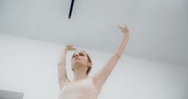Ballerina is op de balletschool repetitie, choreograaf repeteert in de witte danszaal, sierlijke kunstdans in slow motion, 4k 60p Prores HQ 10 bit — Stockvideo