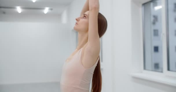 Ballerine est à la répétition de l'école de ballet, répétitions chorégraphiques dans la salle de danse blanche, danse artistique gracieuse au ralenti, 4k 60p Prores HQ 10 bits — Video