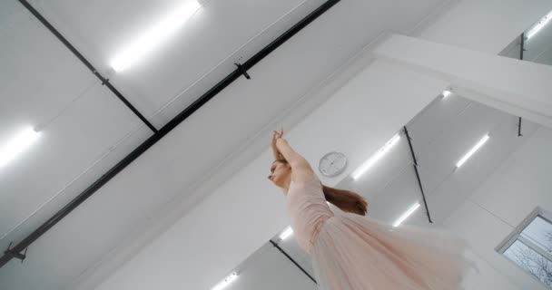 Bailarina está no ensaio da escola de balé, coreógrafo ensaios no salão de dança branca, dança de arte graciosa em câmera lenta, 4k 60p Prores HQ 10 bit — Vídeo de Stock