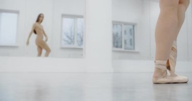 Koreograf beyaz salonda sivri ayakkabılarla dans eder, balerin ayak parmaklarında dans eder, bale sınıfında prova yapar, dans pratiği yapar, 460 peni Prores HQ