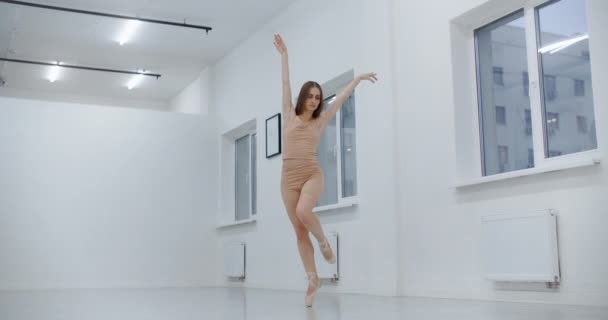 Koreográfus táncol a pointe cipője és ugrása végén, balerina táncol a lábujjain a balett órán, próba a táncteremben, tánc edzés, 4k DCI 120p Prores HQ — Stock videók