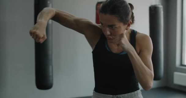 Змішаний боєць бойових мистецтв жінка робить тіньовий бокс в бойовому клубі, жінка-кікбоксер бореться з тіні в спортзалі, 4k 120fps Привілеї Штаб — стокове відео
