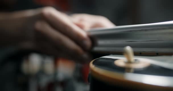 Luthier areia guitarra fretboard na loja de instrumentos musicais de reparação, endireitar o fretboard guitarra, 4k 60fps 10 bit — Vídeo de Stock