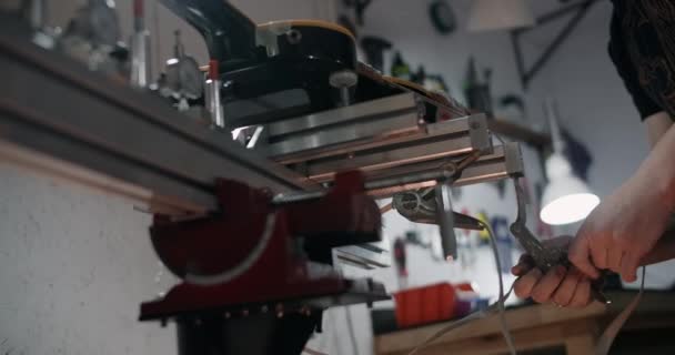 Gitarrenbauer montiert die E-Gitarre auf der Jig in der Musikinstrumentenwerkstatt, 4k 60p 10 bit — Stockvideo