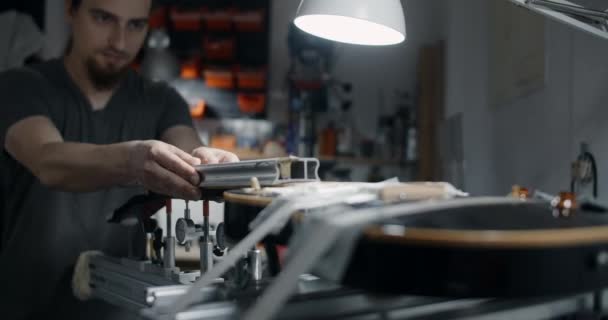Luthier zanden gitaar toets bij muziekinstrumenten reparatiewerkplaats, rechtzetten van de gitaar toets, 4k 60fps 10 bit — Stockvideo
