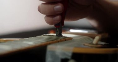 Gitarı yenilerken, Luthier elektro gitarda perdeleri, müzik aletleri tamir dükkanını, 4k 60 fps Prores karargahını değiştiriyor.