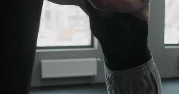Женщина кикбоксер боксерская сумка с ее коленями в замедленной съемке, смешанные боевые искусства боевые тренировки, 4k 120fps Прорес HQ — стоковое видео