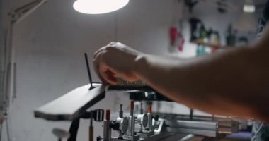 Elektro gitar, müzik aletleri tamir atölyesinde, 4k 60p 10 bit üzerine monte edilir.