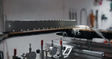 Elektro gitar, müzik aletleri tamir atölyesinde, 4k 60p 10 bit üzerine monte edilir.