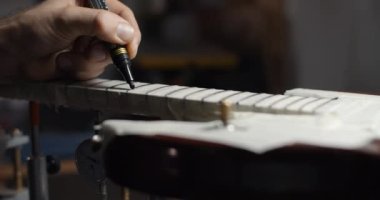 Luthier işaretleri zımparalamadan önce siyah kalemle gitar, müzik aletleri tamir dükkanı, 4k 60p 10 bit