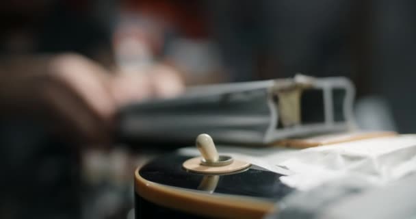 Luthier sand manche de guitare à l'atelier de réparation d'instruments de musique, redresser le manche de guitare, 4k 60fps 10 bits — Video