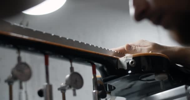 Luthier mesure l'angle de manche du cou de guitare electrick sur le gabarit, réparer les instruments de musique à la boutique, 4k 60p 10 bits — Video