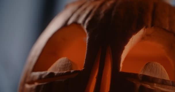 Halloween tök arc gyertyákkal áll a sötét szeles erdőben éjszaka, 4k 60p Prores HQ 10 bit — Stock videók