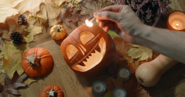 Video de mesa de fuego de las velas cerca de la cara de calabaza de halloween, decoraciones para halloween, 4k 60p Prores HQ 10 bit — Vídeos de Stock