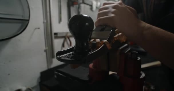 Luthier använder handplan för träbearbetning i sin verkstad. Gitarr maker använder jack plan i slow motion, 4k 60p Prores HQ — Stockvideo