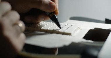 Luthier işaretleri zımparalamadan önce siyah kalemle gitar, müzik aletleri tamir dükkanı, 4k 60p 10 bit