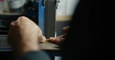 Marangoz atölyesinde küçük kereste parçalarını işlemek için kemer zımparası kullanır, 4k 60p 10 bit.