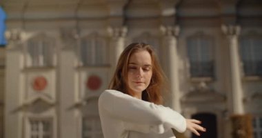 El kamerası görüntüsü: günlük yaşam tarzı giyinmiş kadın eski kasabada yavaş çekimde poz veriyor, 4k 120 fps Prores HQ