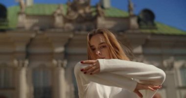 El kamerası görüntüsü: günlük yaşam tarzı giyinmiş kadın eski kasabada yavaş çekimde poz veriyor, 4k 120 fps Prores HQ