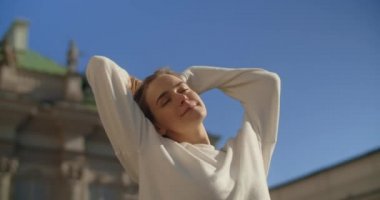 El kamerası görüntüsü: günlük hayat tarzı giyinmiş kadın eski kasabada yavaş çekimde poz veriyor, 4k 120 fps Prores HQ