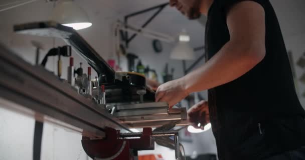 Tecnología de guitarra monta la guitarra eléctrica en la plantilla en el taller de reparación de instrumentos musicales, 4k 60p 10 bit — Vídeos de Stock