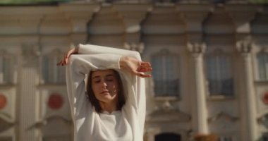 Sıradan giyinmiş bir kadın eski şehirde yavaş çekimde poz verir. Yaşam Tarzı Şehir Seyahat Görüntüleri, 4k 120 Fps Prores Merkezi