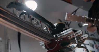 Elektro gitar, müzik aletleri tamir atölyesinde, 4k 60p 10 bit üzerine monte edilir.