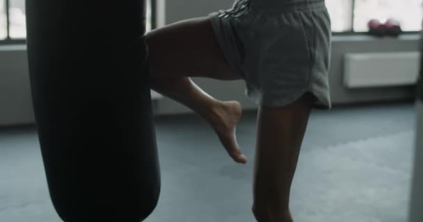 Mulher kickboxer é saco de boxe com os joelhos em câmera lenta, trens de lutador de artes marciais mistas, 4k 120fps Prores HQ — Vídeo de Stock