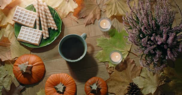 Vidéo de table de composition automnale décorée dans une atmosphère chaleureuse avec gaufres, feuilles et thé noir chaud, 4k 60p Prores HQ — Video