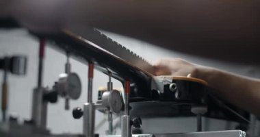 Luthier jig üzerinde elektro gitar yaka fretboard açısını ölçer, dükkandaki müzik aletlerini tamir eder, 4k 60p 10 bit