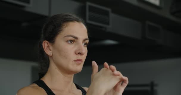 Steadicam shot: žena se zahřívá před cvičením v tělocvičně, sportovec natahuje ruce, 4k 120 fps Prores HQ — Stock video