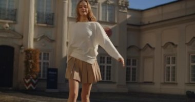 El kamerası görüntüsü: günlük giyinmiş kadın eski kasabada yavaş çekimde poz veriyor, Avrupalı bir kadının yaşam tarzı, 4k 120 fps Prores HQ