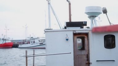 Tekne rıhtımlarda ağır çekimde sallanıyor, iskelede iskele, 4k 60 peni.