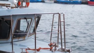 Tekne rıhtımlarda ağır çekimde sallanıyor, iskelede iskele, 4k 60 peni.