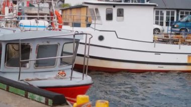 Tekne rıhtımlarda ağır çekimde sallanıyor, iskelede iskele, 4k 60 peni.