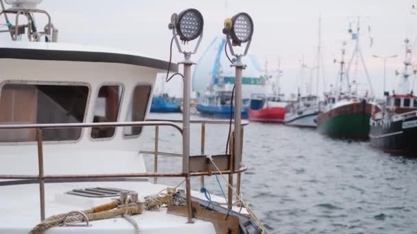 Tekne rıhtımlarda ağır çekimde sallanıyor, iskelede iskele, 4k 60 peni. — Stok video