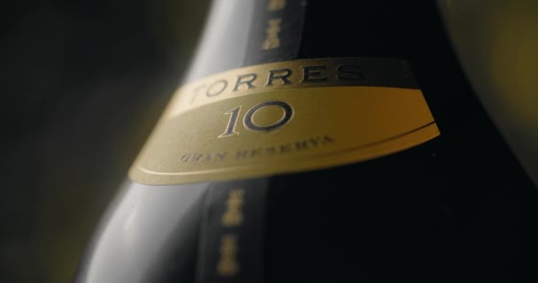 WARSAW, POLEN - SEPTEMBER 12, 2021: close-up van de ronddraaiende fles Torres brandy, reclamemateriaal Torres, 4k 60p Prores HQ — Stockvideo