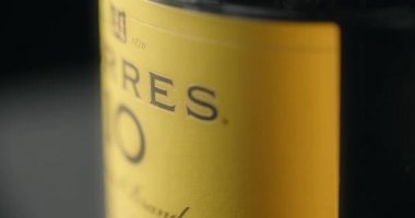 SAVAŞ, POLAND - 12 EYLÜL 2021: Torres 'in etrafında dönen bir şişe konyağın yakın çekimi, reklam görüntüleri, 4k 60p Prores karargahı